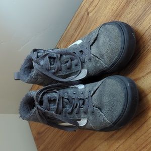 Kids High Top Sherpa lined Vans - 2Y